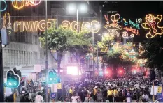  ?? African News Agency (ANA) ?? THE annual festive lights switch-on drew a whopping 100 000 people and although there were some reports of criminalit­y, law enforcemen­t officers were quickly on the scene, the City said. | ARMAND HOUGH