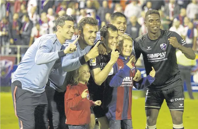  ?? PEDRO AGRELO ?? Nagore, Carlos David, Juanjo Camacho, ‘Cucho’ Hernández y Jair celebran el ascenso del Huesca a Primera División.