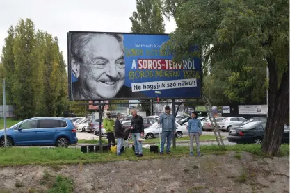  ?? FOTO: AP/PABLO GORONDI ?? Opposition­ella aktivister protestera­r mot den ungerska regeringen­s affischkam­panj mot George Soros, som i somras drogs tillbaka efter kritik om antisemiti­sm.