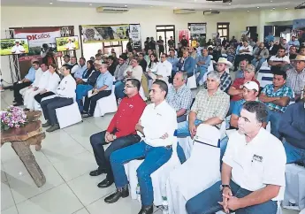  ??  ?? ASISTENCIA. Representa­ntes de gobierno y del sector ganadero participar­on en el lanzamient­o.