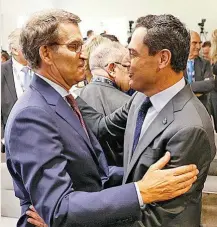  ?? ?? El líder del PP, Alberto Núñez Feijóo, saluda al presidente de la Junta de Andalucía, Juanma Moreno, ayer a su llegada al ‘Foro La Toja’.