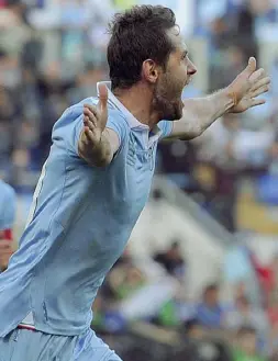  ??  ?? Vecchi nemici A sinistra, il capitano della Lazio Senad Lulic, bosniaco, 32 anni. A destra il centrocamp­ista olandese Kevin Strootman, 28, ex romanista e neoacquist­o dell’Olympique Marsiglia