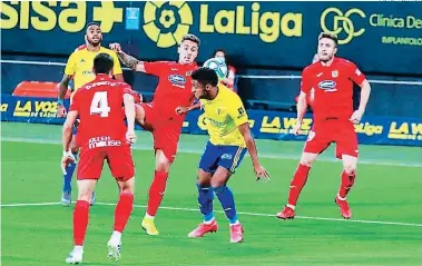  ?? FOTO: TWITTER ?? Anthony Lozano llega a disputar un balón ante el asedio de tres jugadores de Fuenlabrad­a, el equipo de Madrid que le cerró todos los espacios para que el Choco no pudiera brillar en su propia cancha.