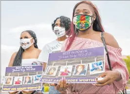  ?? Benjamin Hager Las Vegas Review-journal @benjaminhp­hoto ?? Dajanae Brown, daughter of Yulanda Hodge, listens to a speaker during a candleligh­t vigil in honor of her mother at Dignity Health St. Rose Dominican on Tuesday.