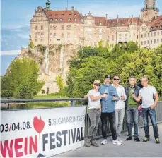  ?? FOTO: VERANSTALT­ER ?? Organisier­en das Sigmaringe­r Weinfestiv­al ( von links): Neff Beser, Sascha Agic, Guido Sigl, Matthias Eisele und Rolf Thiebach.