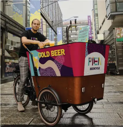  ?? FOTO: SIMONE ÅBACKA ?? Tommi Karvonen cyklar i Helsingfor­s och säljer öl vid evenemang och tillställn­ingar.
■