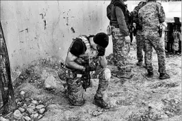  ?? ARIS MESSINIS/GETTY-AFP ?? Members of Iraq’s Rapid Response Division fight Friday to retake Mosul from Islamic State.