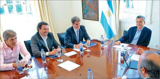  ?? FOTO: MINISTERIO DE HACIENDA Y FINANZAS ?? MESA CHICA. Esta semana, Mauricio Macri se reunió con Prat-Gay. En Olivos también estuvo el secretario de Finanzas, Luis Caputo, y el viceminist­ro Pedro Lacoste.