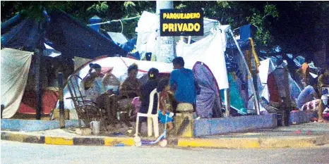  ?? RAFAEL POLO ?? Imagen tomada a las afueras de la Terminal de Transporte­s donde se refugian inmigrante­s de Venezuela desde hace varios meses.