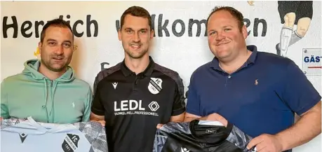  ?? Foto: FC Ehekirchen ?? Neuer Coach: Die Abteilungs­leitung um Simon Schmaus (links) und Markus Bissinger (rechts) mit Simon Lenk, der ab der kommenden Saison die zweite Mannschaft des FC Ehekirchen trainiert.