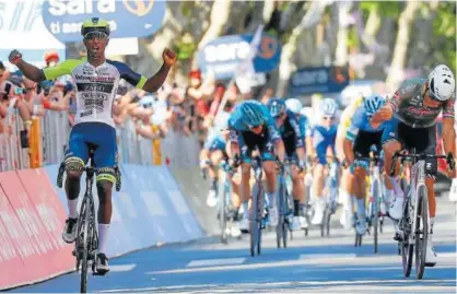  ?? Foto: Afp ?? Girmay reventó a Van der Poel en el esprint de Jesi para lograr la victoria.