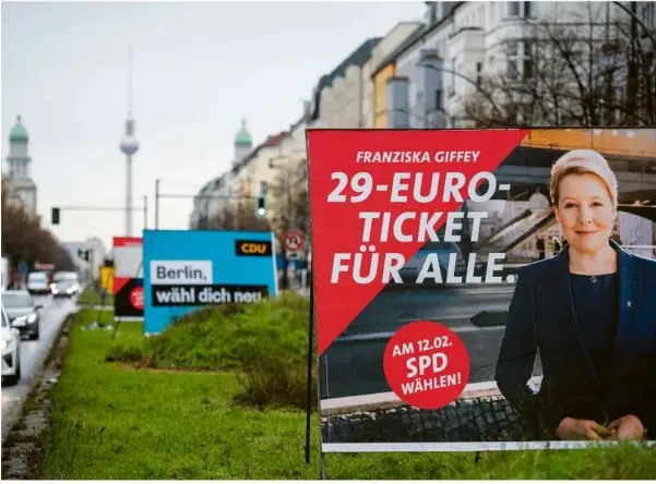  ?? Foto: Christophe Gateau/dpa ?? Sie will wieder Regierende Bürgermeis­terin werden: Franziska Giffey (SPD), hier auf einem Wahlplakat in der Frankfurte­r Allee. Die Umfragen sehen bei der Wahl zum Abgeordnet­enhaus allerdings die CDU in Führung.