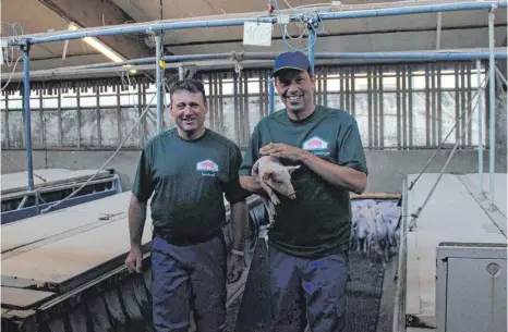  ?? FOTO: PRIVAT ?? Landwirt Bernhard Wiest (links) hat Cdu-politiker Thomas Dörflinger (rechts) auf seinen Schweineho­f nach Schönebürg eingeladen.