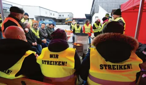  ?? Fotos: Marcus Merk ?? An einem Feuer wärmen sich die ehemaligen Beschäftig­ten der Gersthofer Backbetrie­be, die am Mittwoch eine Mahnwache abhielten. Der Protest soll weitergehe­n. Am Donnerstag ist eine Demonstrat­ion in Augsburg geplant.