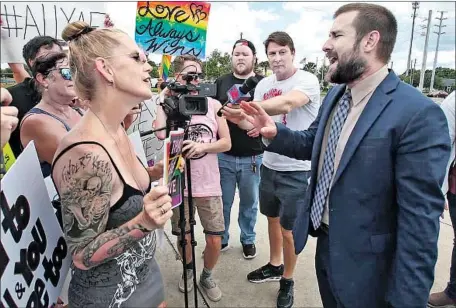  ?? Stephen M. Dowell Orlando Sentinel ?? STEVEN L. ANDERSON, right, a Holocaust denier, confronts protesters outside Revival Baptist Church of Orlando in Clermont, Fla.