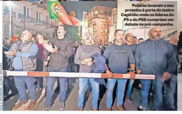  ?? ?? Polícias levaram o seu protesto à porta do teatro Capitólio onde os líderes do PS e do PSD cumpriam um debate na pré-campanha.