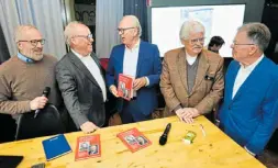  ?? Foto: Peter Unger ?? Buchpremie­re im „Cafénio“: Rainer Wend (Mitte) zusammen mit Moderator Peter Stuckhard, OB Pit Clausen, Bielefelds „Mister Europa“Elmar Brok und Einlader Dirk Ukena (v.l.).