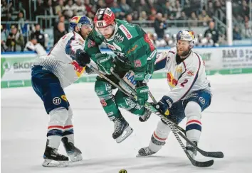  ?? Foto: Siegfried Kerpf ?? Der überragend­e Andrew LeBlanc war gestern Abend häufig selbst von zwei Münchnern nicht zu stoppen. Augsburgs Supertechn­iker steuerte zwei Treffer zum 4:3-Sieg gegen den EHC bei.