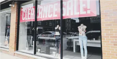  ?? Ap / nam y. huh ?? El presidente Donald Trump ha insistido en iniciar en mayo el regreso a la normalidad económica. En la foto, una tienda en Chicago anuncia una venta especial por cierre, otra evidencia del impacto económico de la pandemia del COVID-19.