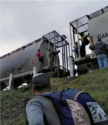  ?? ADOLFO TENAHUA ?? La mayoría de los migrantes se trasladan en tren.