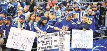  ?? HOWARD LIPIN 2017 U-TFILE PHOTO ?? Chargers fans hold signs expressing their feelings if the team leaves town. Days later, the Bolts do leave.