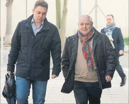  ?? VICENÇ LLURBA ?? Andreu Viloca (derecha) a su llegada ayer a los juzgados de El Vendrell