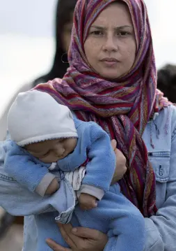  ?? (foto archivio) ?? Bimbi stranieri Una donna straniera tiene il figlio tra le braccia