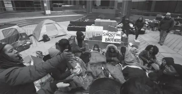  ?? COLE BURSTON/THE CANADIAN PRESS FILE PHOTO ?? The Toronto chapter of Black Lives Matter organized a round-the-clock protest in front of Toronto police headquarte­rs after the SIU cleared a police officer in the death of Andrew Loku.