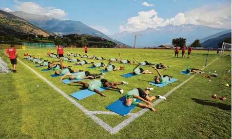  ?? Foto: Klaus Rainer Krieger ?? 31 Spieler des FC Augsburg bereiten sich seit gestern in Mals im Trainingsl­ager in Südtirol auf die neue Saison vor.