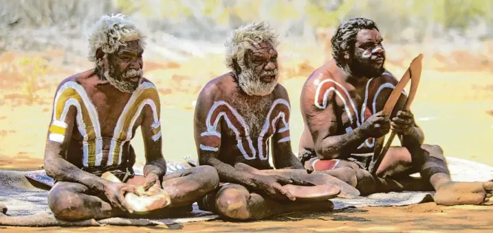  ?? Foto: Jörg Reuther, dpa ?? Es sind die Bilder, die Touristen lieben: Aborigines zeigen ihre Bumerangs, mit denen sie einst auf die Jagd gingen.