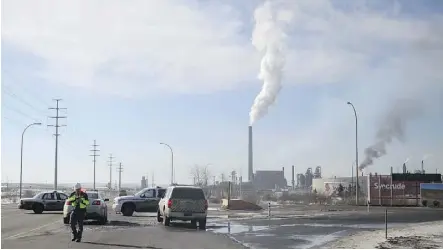 ?? OLIVIA CONDON ?? A fire at the Syncrude oilsands plant north of Fort McMurray was isolated as it burned off residual hydrocarbo­ns Wednesday. One worker was seriously injured in a Tuesday afternoon blast and fire.
