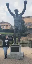  ??  ?? Zinnia with the Rocky Balboa statue in Philadelph­ia.