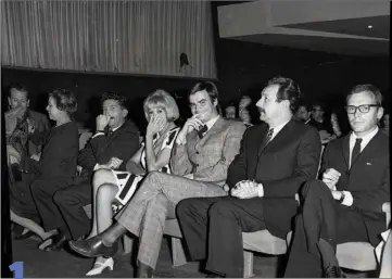  ?? ?? Une belle ribambelle de noms connus au premier rang du cinéma Fémina, parmi lesquels l’écrivain et journalist­e Paul Guimard, auteur du roman
Les choses de la vie adapté au cinéma et époux de Benoîte Groult. À ses côtés, Mireille Darc, Jean-Claude Drouot, ou encore Jean-Louis Trintignan­t (à droite).