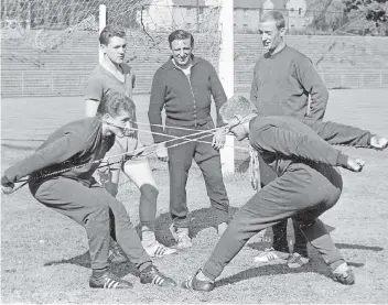  ?? FOTO: IMAGO ?? 1964 wechselte Fritz Langner (Mitte) von Gladbach zum FC Schalke 04. Während er die Schalker erst mal an die Kandare nahm, ließ in Gladbach sein Nachfolger Hennes Weisweiler die Fohlen von der Leine.