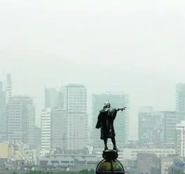  ?? EFE ?? La estatua de Colón con Barcelona de fondo