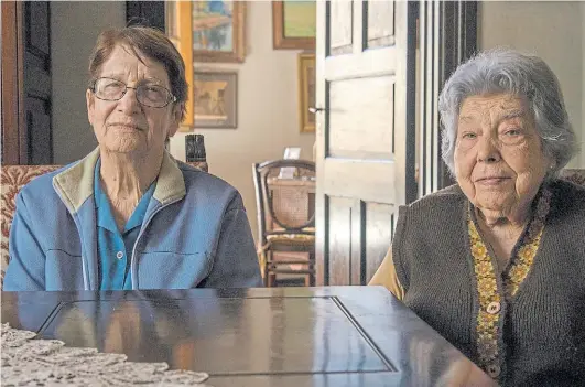  ?? JUAN JOSÉ GARCÍA ?? Imagen. Norma Vermeulen, 87 (izq.) y Elsa “Chiche” Massa, 93, no pueden ni quieren olvidar la última vez que vieron a sus hijos.