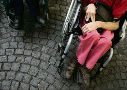  ?? (Photo d’illustrati­on AFP) ?? Un millier de jeunes en service civique iront sensibilis­er à l’accessibil­ité pour les personnes handicapée­s.