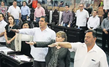  ??  ?? Los legislador­es avalaron el dictamen de la Comisión de Gobernació­n y Puntos Constituci­onales, por el que nombraron a Ramiro López como presidente concejal; Julio César Contreras, segundo concejal, y Rosa María Arias, tercer concejal.