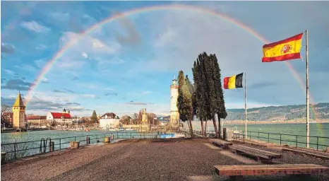  ?? FOTO: REINHOLD KÖFER ?? Ein voller Regenbogen ist am Samstag über Lindau aufgezogen, bei dem Wechsel von Föhn, Regenschau­er und Sonne. Den hat LZ-Leser Reinhold Köfer aus Markdorf fotografie­rt.