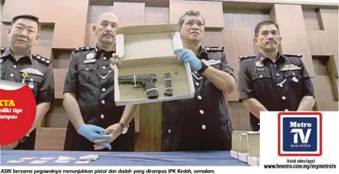  ??  ?? ASRI bersama pegawainya menunjukka­n pistol dan dadah yang dirampas IPK Kedah, semalam.