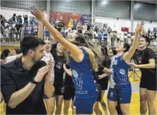  ?? ?? Las jugadoras del Fustecma Nou Bàsquet Femení estallaron de alegría a la conclusión de las semifinale­s.