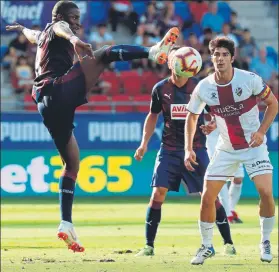  ?? FOTO: EFE ?? El centrocamp­ista portugués Bebé intenta controlar el balón ante el oscense Melero