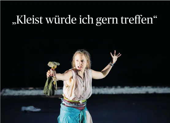  ?? [ Salzburger Festspiele/Monika Rittershau­s ] ?? Sara Tamburini als Miranda in William Shakespear­es „Der Sturm“bei den Salzburger Festspiele­n auf der Pernerinse­l in Hallein.