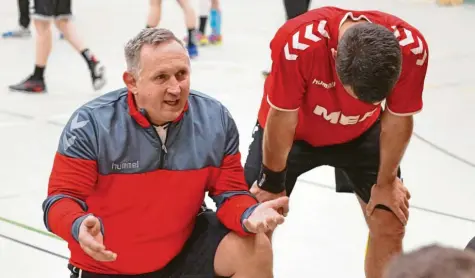  ?? Foto: Hans Eberle ?? Da half alle Taktik von Trainer Manfred Szierbeck wenig: Beim Spitzenrei­ter TV Gundelfing­en gab es für die Männer des TSV Aichach eine deutliche Niederlage. Die Situation bei den Bezirksobe­rliga-Handballer­n wird auch in den nächsten Spielen nicht besser.