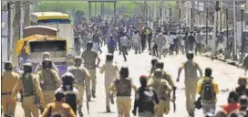  ?? WASEEM ANDRABI/HT ?? Protesters clash with police personnel in downtown Srinagar on Saturday.