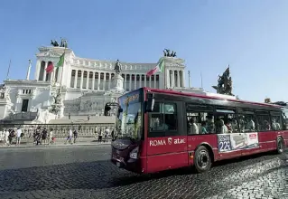 ??  ?? Un autobus dell’Atac a piazza Venezia, davanti all’Altare della Patria