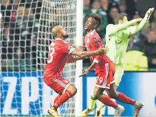  ??  ?? alegría. Kingsley Coman es felicitado por Arturo Vidal.