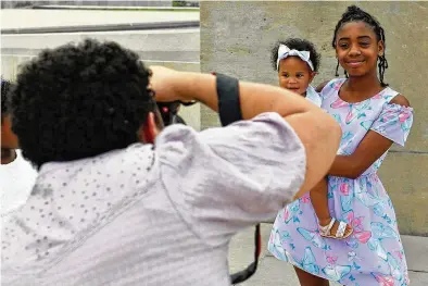  ?? RICH SUGG/THE KANSAS CITY STAR/TNS ?? Photograph­er Alea Lovely makes a portrait during the Sixth Annual KC Curly Photoshoot Sept. 17 in Kansas City, Missouri.