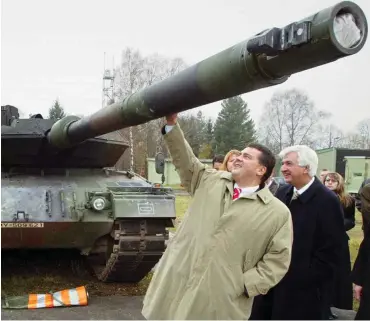  ?? Foto: dpa/Rainer Jensen ?? Der damalige SPD-Ministerpr­äsident Niedersach­sens, Sigmar Gabriel, begutachte­te auf einem Schießstan­d der Firma Rheinmetal­l in Unterlüß einen Kampfpanze­r vom Typ Leopard II A 6.