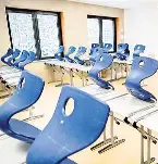  ?? FOTO: HAUKE-CHRISTIAN DITTRICH ?? Schulausfa­ll als Problem: Tische und Stühle stehen in einem leeren Klassenrau­m.